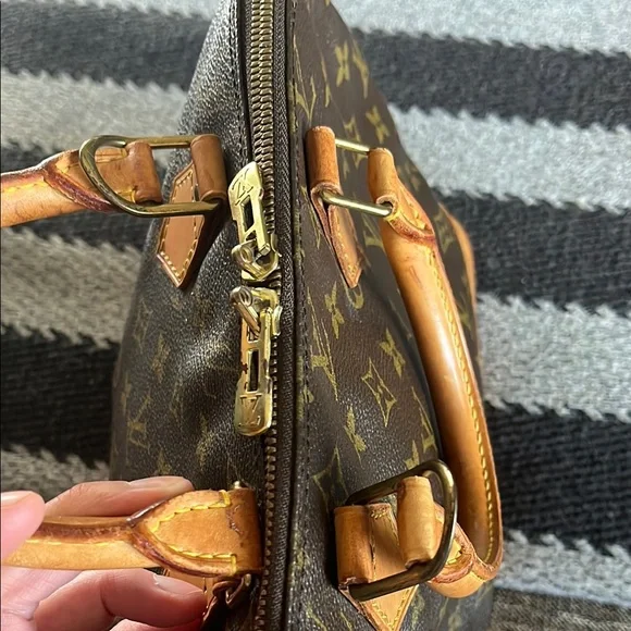 Louis Vuitton Alma Monogram - Picture 8 of 17